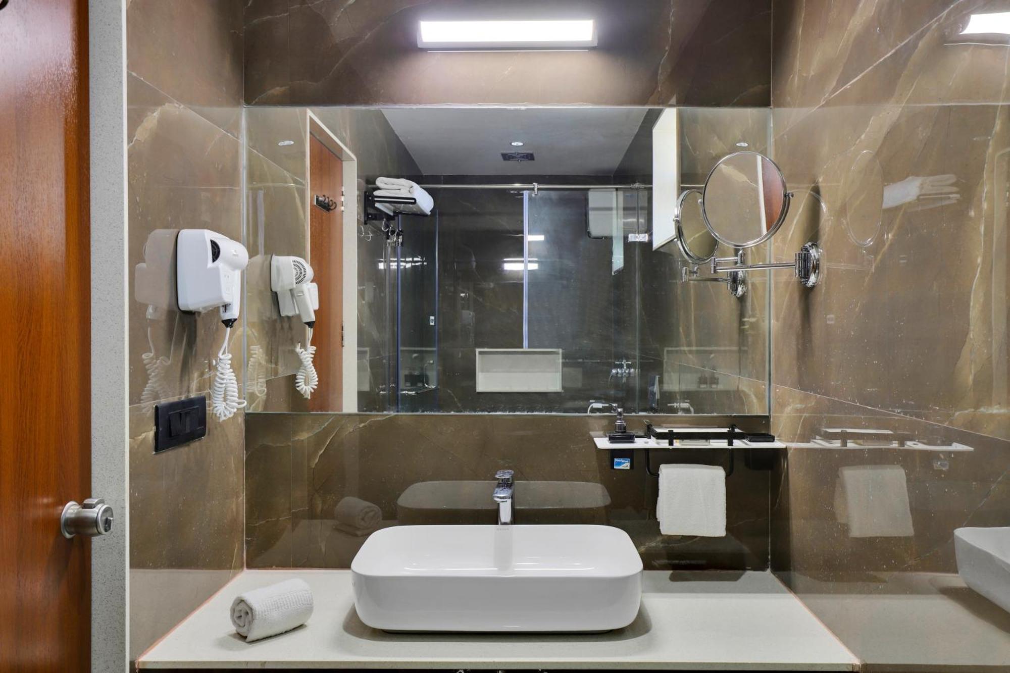 Goverdhan Greens Resort Dwarka L Hotels In Dwarka Экстерьер фото