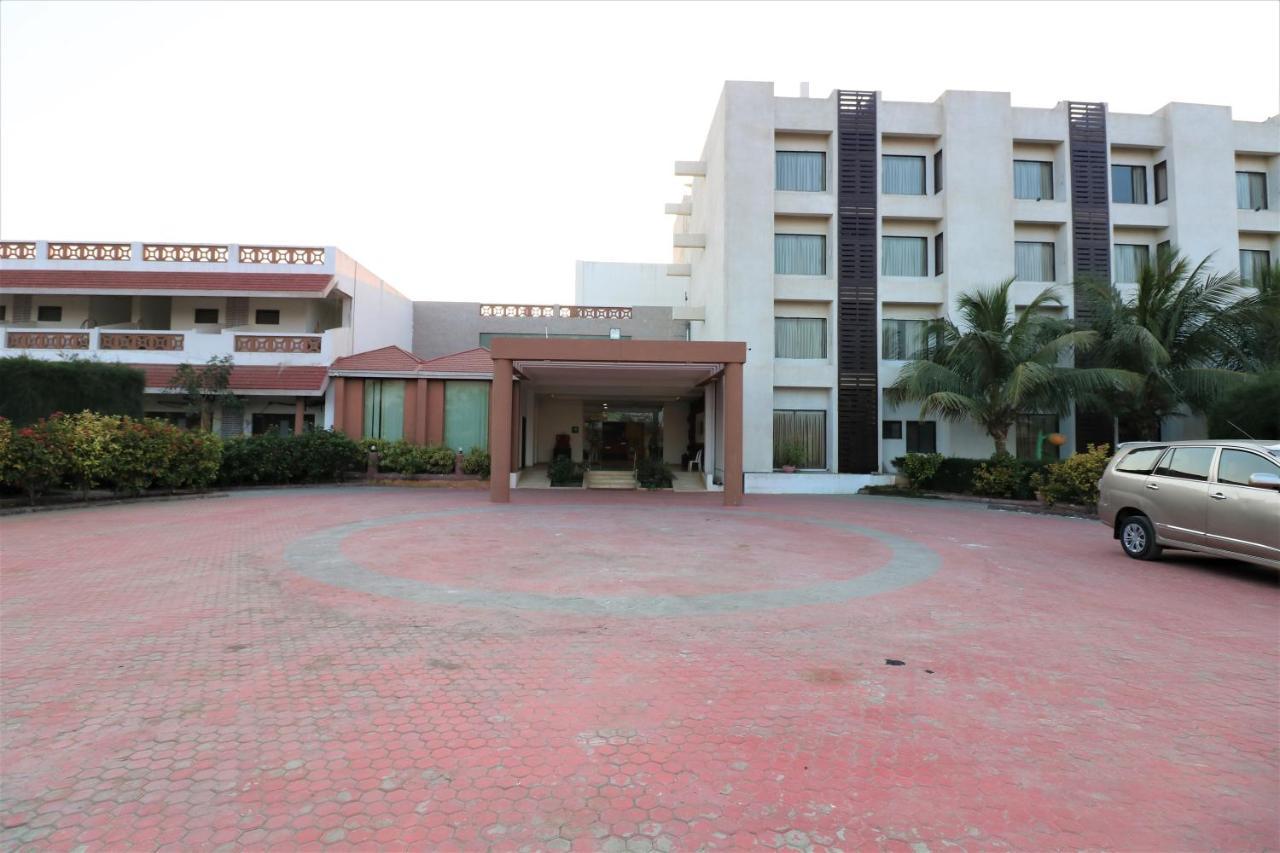 Goverdhan Greens Resort Dwarka L Hotels In Dwarka Экстерьер фото